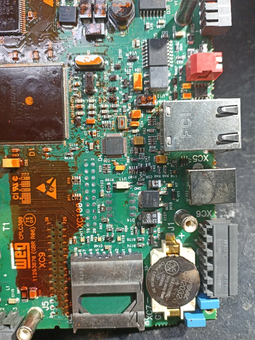 Controlador lógico programável CLP em bancada de análise de automação industrial