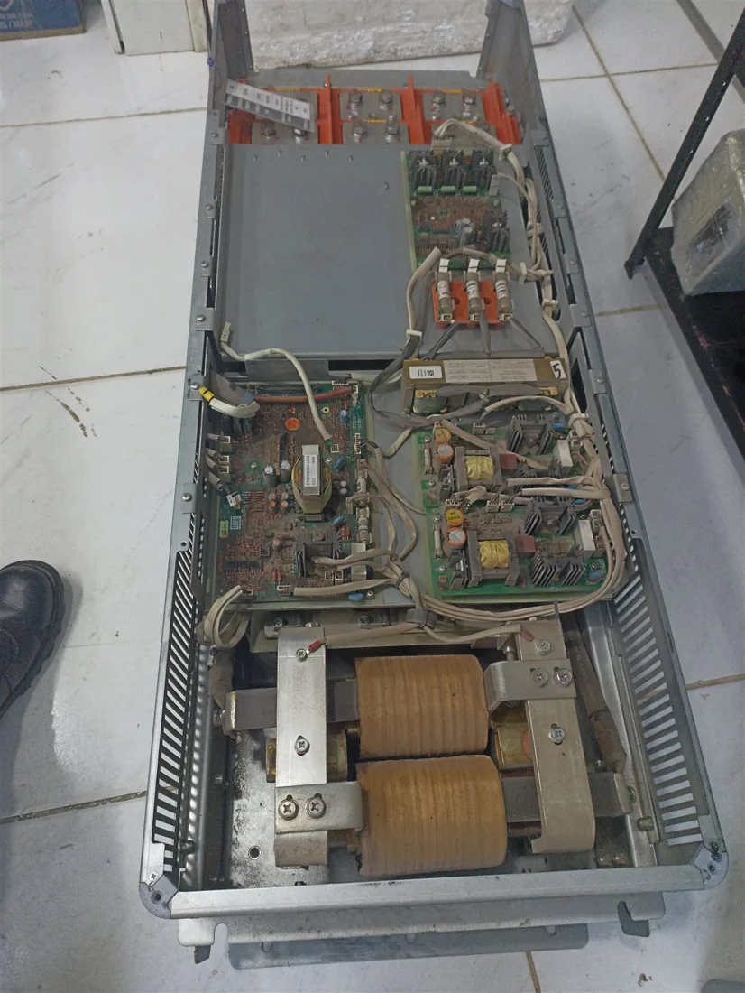 Painel industrial aberto para avaliação de comando, potência e retrofit