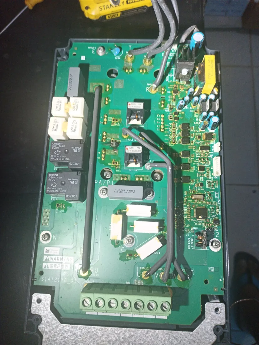 Placa de potência de inversor e soft starter industrial em bancada de diagnóstico