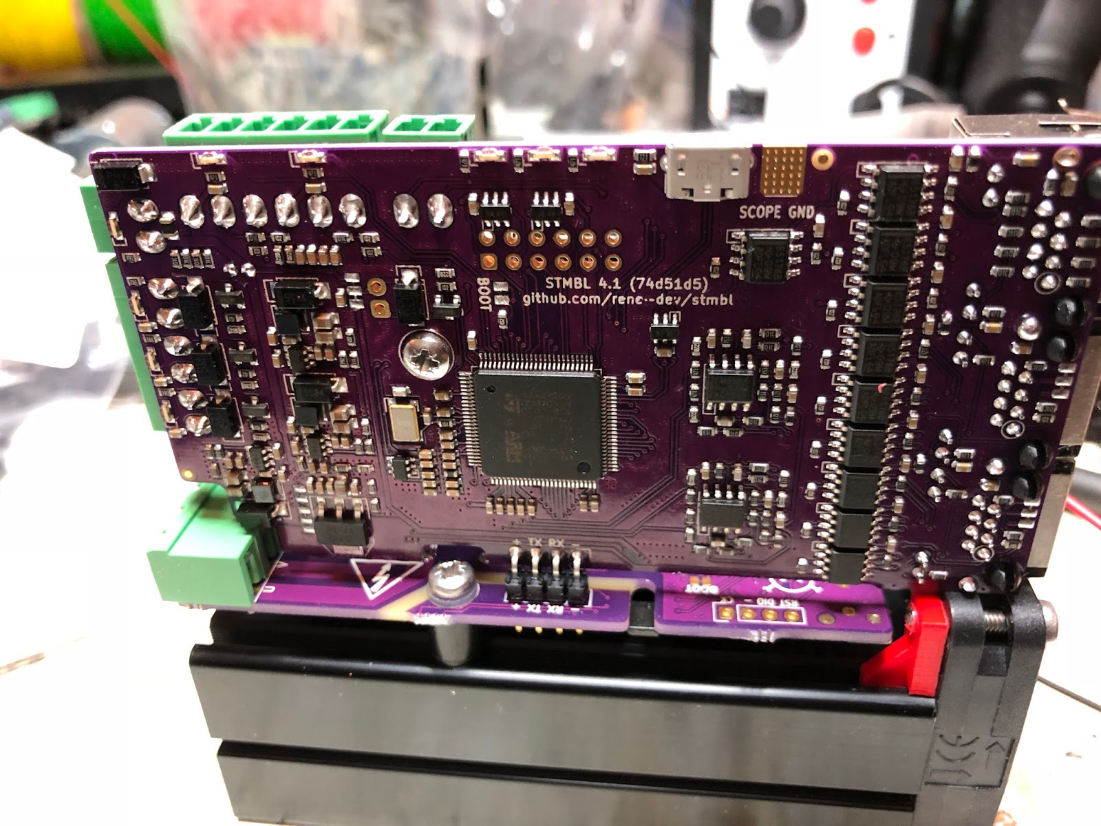 Placa STM32 real utilizada como referência de desenvolvimento